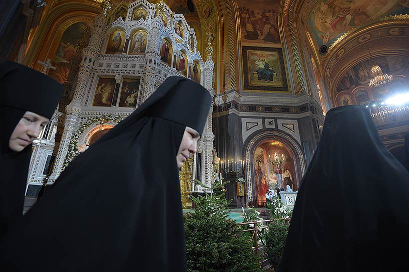 Монахини во время рождественской службы в Храме Христа Спасителя