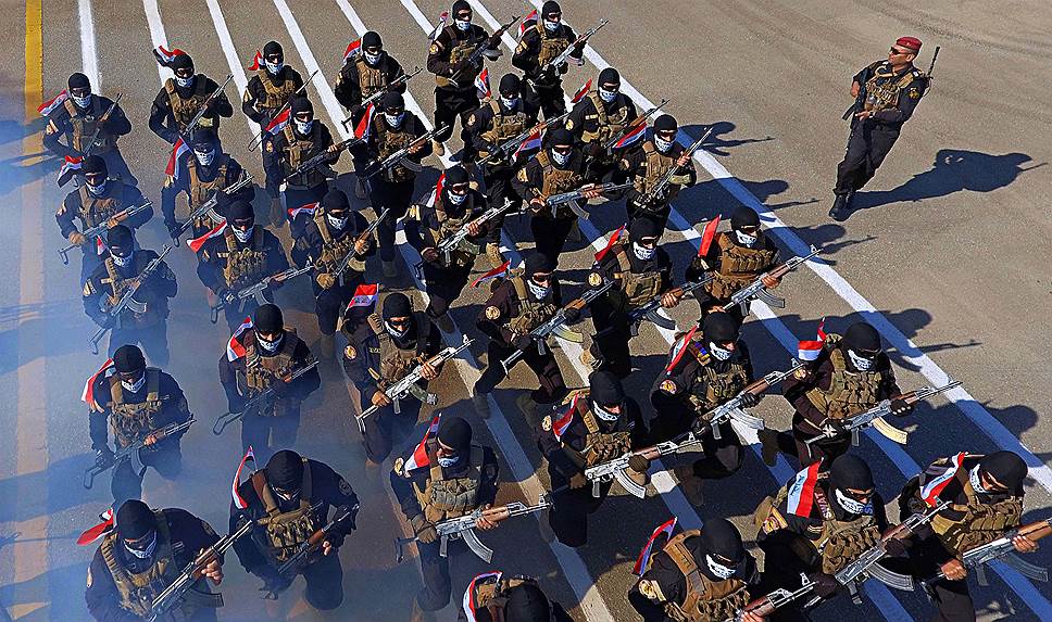 Басра, Ирак. Полицейские принимают участие в параде в День полиции