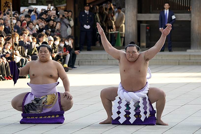Токио,  Япония. Борцы сумо Хакухо Сё (справа) и Даиэйсё Хаято принимают участие в традиционном ритуале перед началом чемпионата по сумо в храме Мэйдзи 