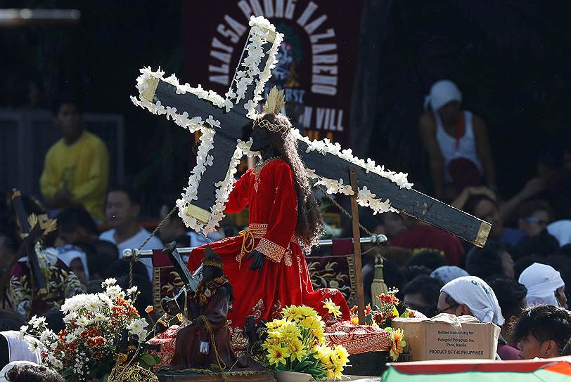 Манила, Филиппины. Католическая процессия в честь «Черного Назарянина», в ходе которой местные жители проносят черную статую Иисуса Христа через весь город 