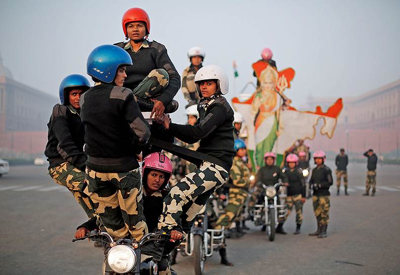 Нью-Дели, Индия. Индийские пограничники принимают участие в репетиции парада в преддверии Дня республики