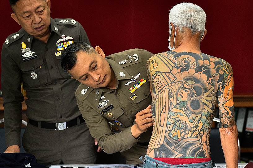 Провинция Лопбури, Таиланд. 74-летний японец Сигехару Сирай, обвиняемый в убийстве в Японии, после задержания тайской полицией