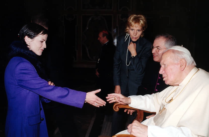 Певица исповедовала католицизм и даже встречалась с папой римским Иоанном Павлом II. Три раза выступала в Ватикане: в 2001, 2002 и 2005 годах
&lt;br>На фото: с папой римским Иоанном Павлом II в Ватикане, 2001 год