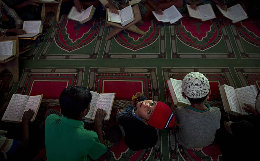 Кокс-Базар, Бангладеш. Мальчики-рохинджа изучают Коран в лагере для беженцев