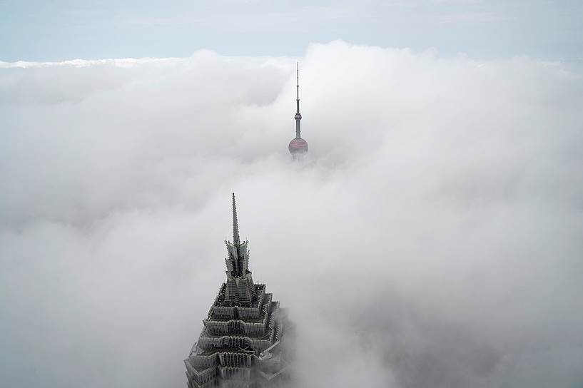 Шанхай, Китай. Вид на небоскребы в финансовом центре города