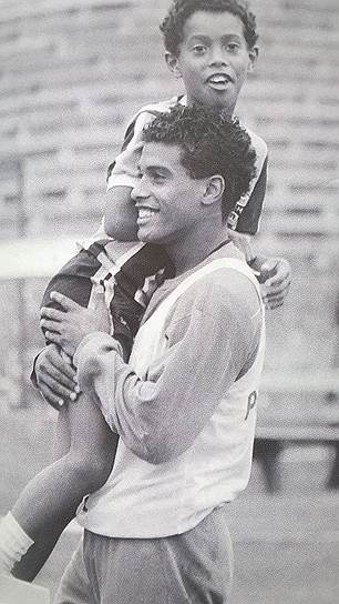 Роналдо ди Ассис Морейра родился 21 марта 1980 года в Порту-Алегри в Бразилии. Занимался футболом с семи лет. Его первым тренером стал отец — Жуан да Силва Морейра. Старший брат Роналдиньо — Роберто (на фото) играл в нападении в бразильском «Гремио»