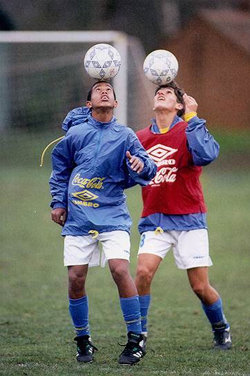 Профессиональную карьеру Роналдиньо начал в 1998 году в «Гремио», где играл до 2001 года