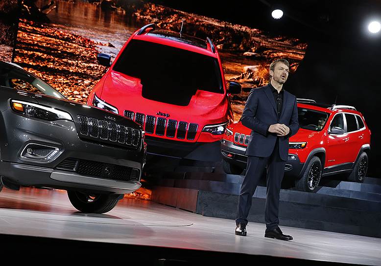 Генеральный директор Jeep Майк Мэнли презентует новый Cherokee
