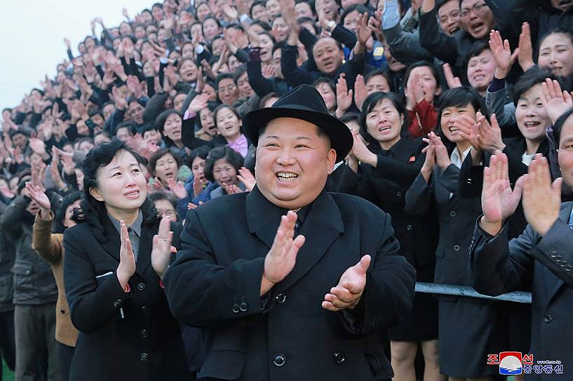 Пхеньян, Северная Корея. Местные жители приветствуют Ким Чен Ына на церемонии открытия отреставрированного педагогического колледжа 
