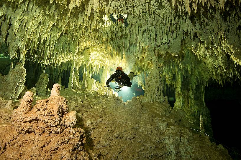 Тулум, Мексика. Аквалангист во время погружения в затопленную водой пещеру Сак-Актун  &amp;#8195;