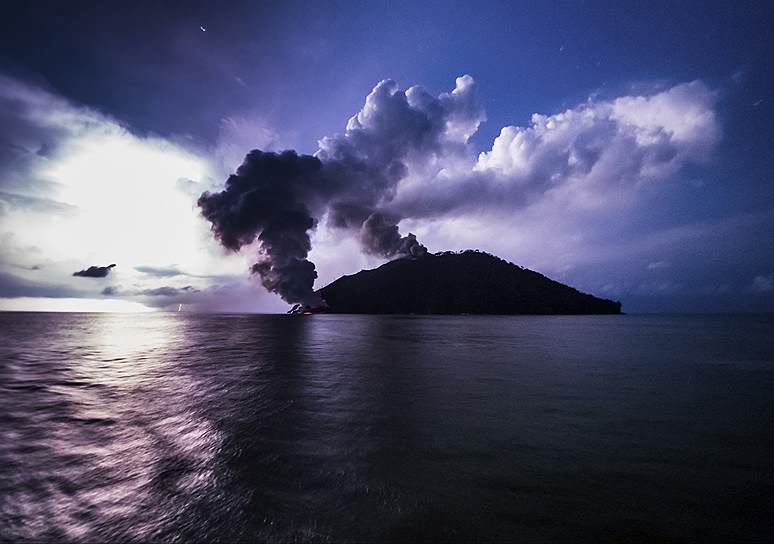 Остров Кадовар, Папуа—Новая Гвинея. Столбы пепла поднимаются над извергающимся вулканом