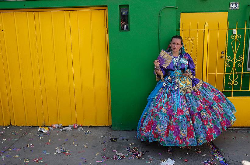 Икике, Чили. Девушка в составе фольклорной группы готовится к выступлению в честь приезда папы римского