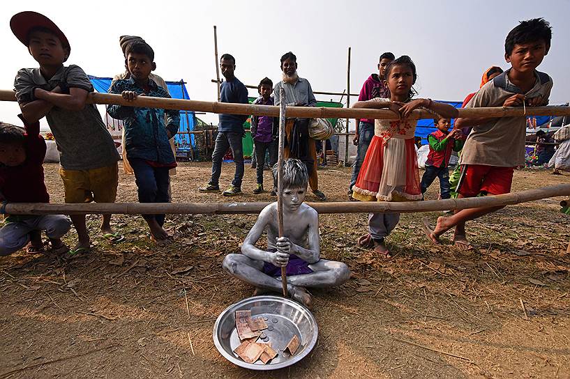 Моригаон, Индия. Мальчик просит милостыню во время торгового фестиваля 