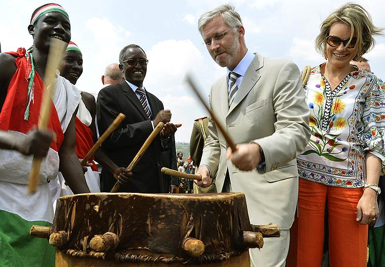 Еще будучи наследником престола, король Бельгии Филипп не просто играл на тамтамах в Бурунди, но и помогал тем самым решить проблему бедности в африканской стране