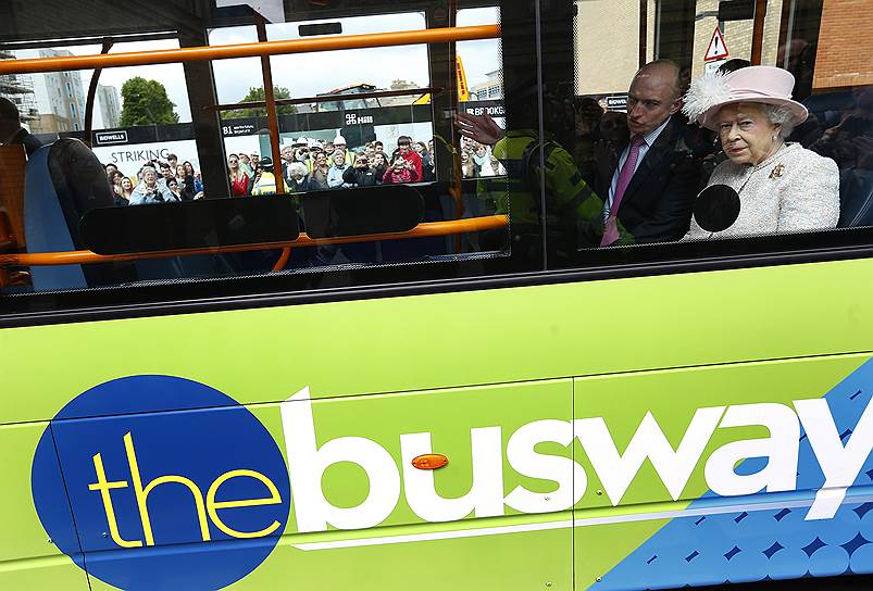Английская королева Елизавета II может ездить по официальным надобностям даже на автобусе (правда, с полицейским сопровождением)
