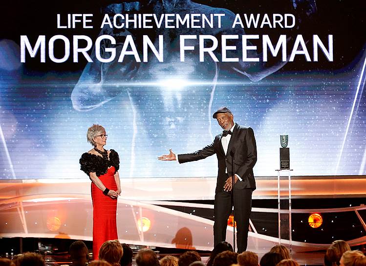 Морган Фримен принимает премию за жизненные достижения от актрисы Риты Морено