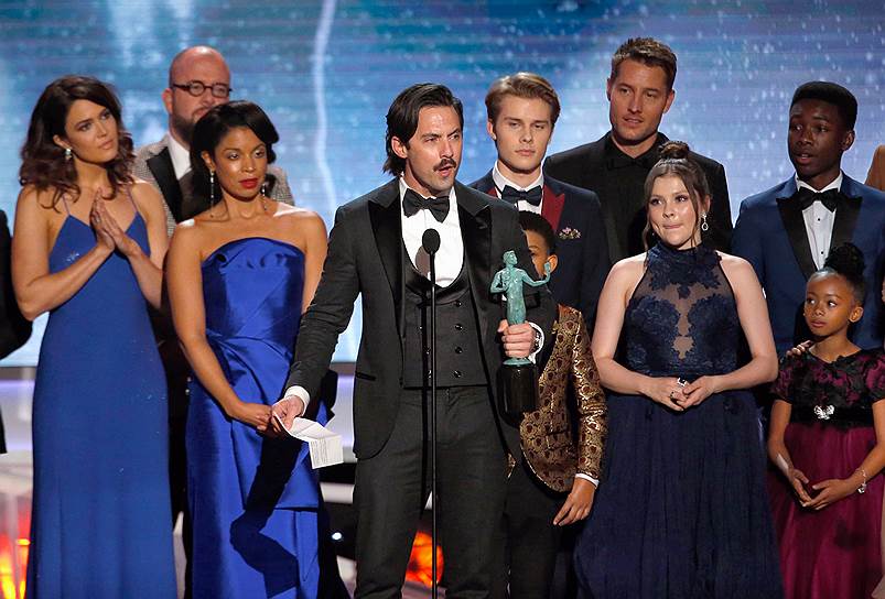Майло Вентимилья (в центре) вместе с актерами сериала «Это мы» получает приз за лучший актерский состав в драматическом сериале