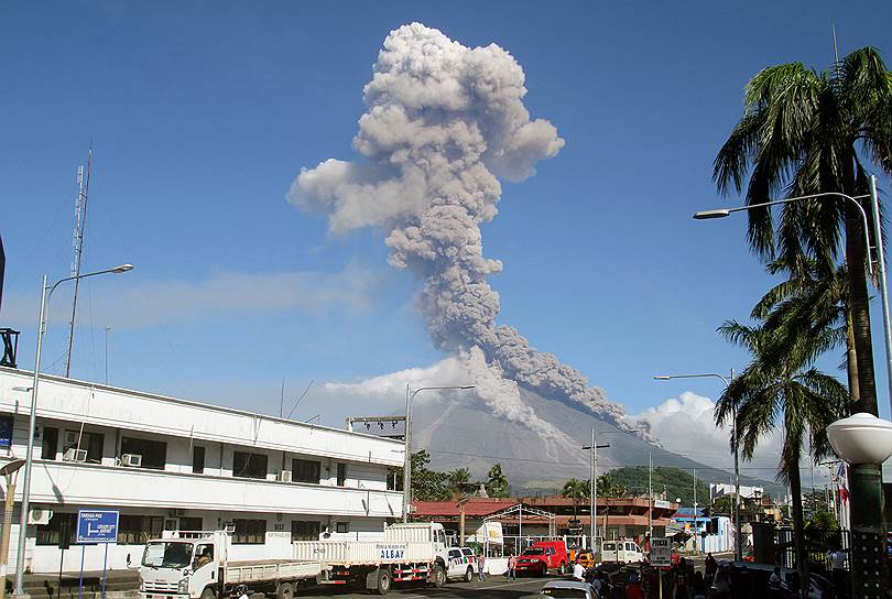 Легазпи, Филиппины. Извержение вулкана Майон