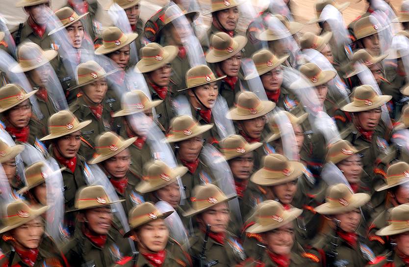Нью-Дели, Индия. Солдаты маршируют на репетиции парада в честь Дня Республики