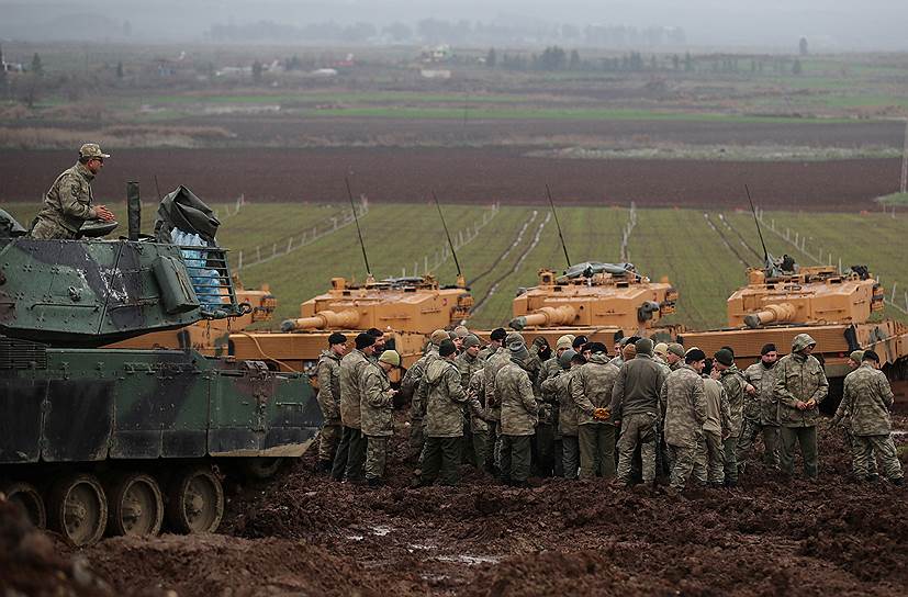 Провинция Хатай, Турция. Турецкие солдаты собрались у своих танков недалеко от сирийско-турецкой границы