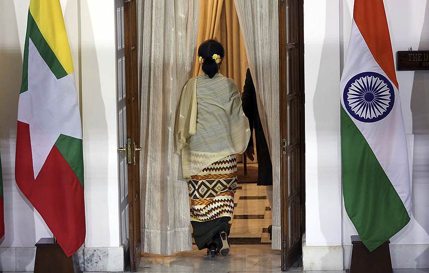 Нью-Дели, Индия. Государственный советник Мьянмы Аун Сан Су Чжи заходит на встречу с премьер-министром Индии Нарендрой Моди