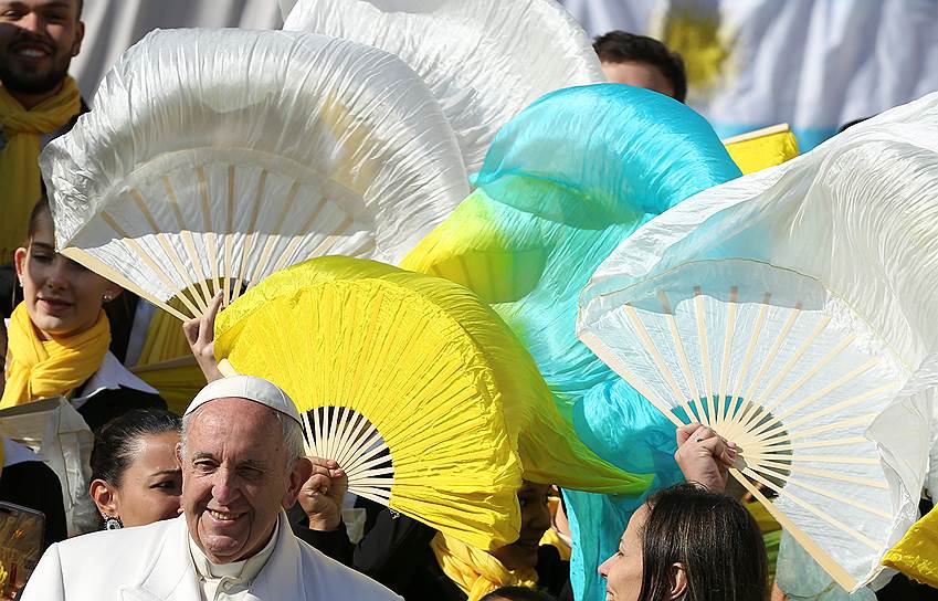 Ватикан. Папа Франциск с группой бразильских верующих на площади Святого Петра 