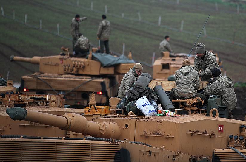 Хатай, Турция. Турецкие солдаты на танках у сирийской границы