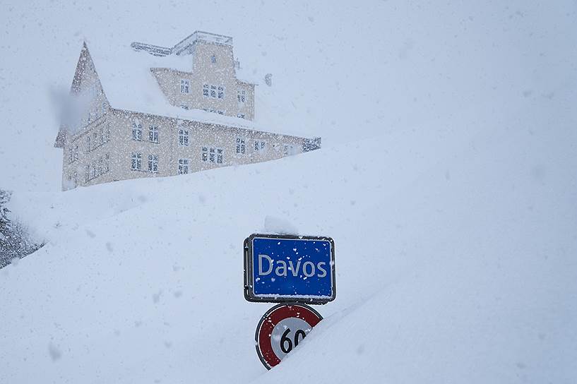 За два дня до начала форума в Давосе выпало свыше двух метров снега