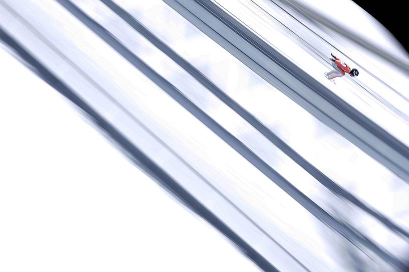 Зеефельд, Австрия. Японский двоеборец Акито Ватабэ спускается по склону во время соревнований на Кубок мира