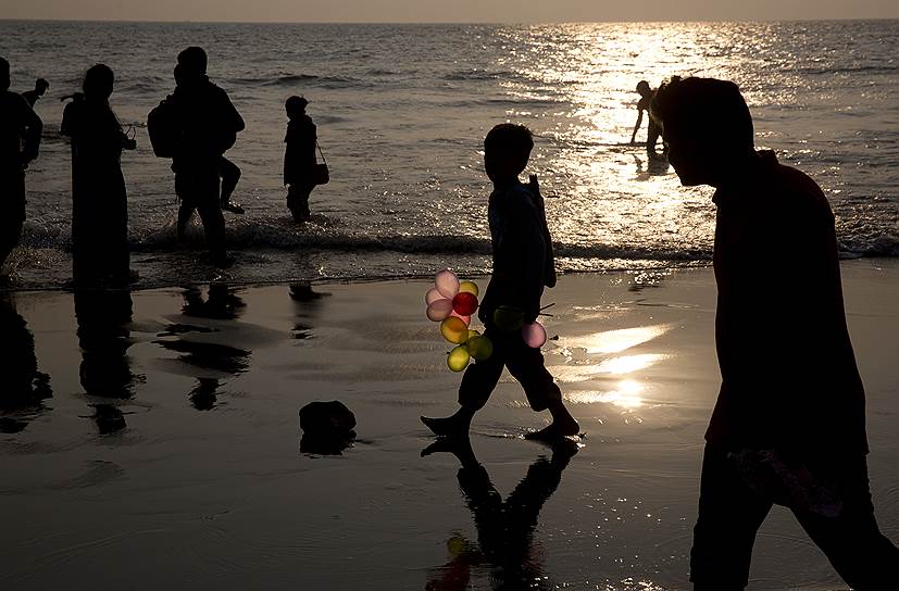 Кокс-Базар, Бангладеш. Мальчик продает надувные шарики туристам на пляже