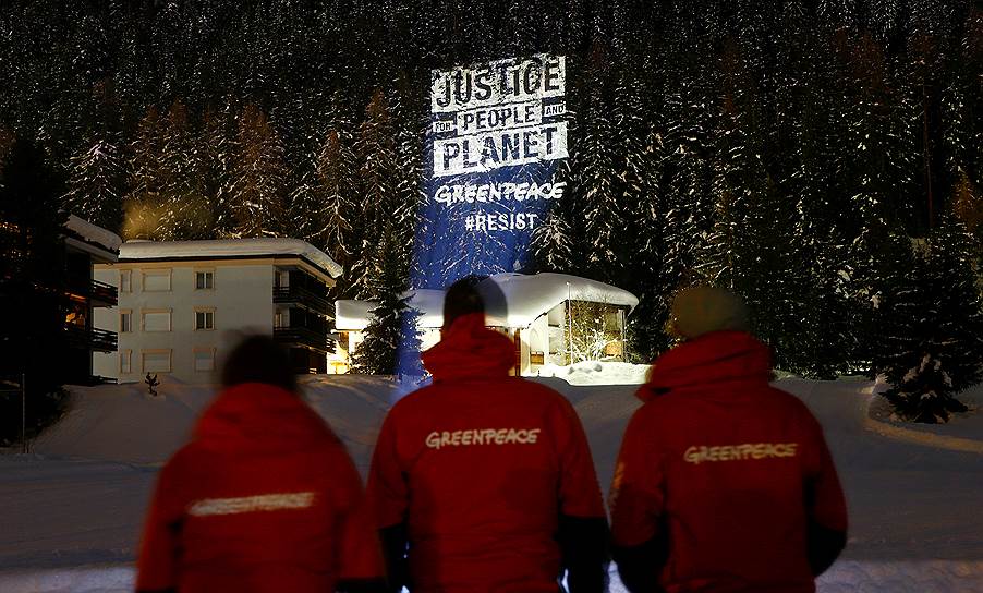 Активисты Greenpeace спроецировали на горный лес лозунг «Справедливость — для людей и планеты»
