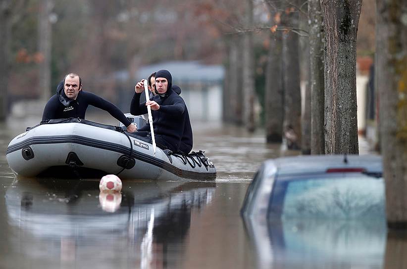 Вильнев-Сен-Жорж, Франция. Полицейские дайверы патрулируют улицы во время наводнения