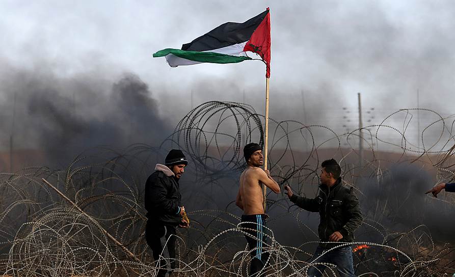 Сектор Газа. Палестинские протестующие во время столкновений с военными у границы с Израилем 