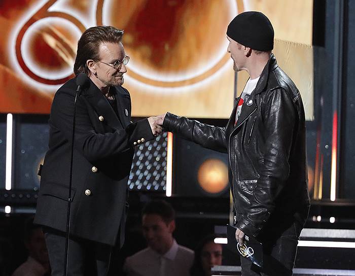 Участники ирландской группы U2: вокалист Bono (слева) и гитарист Edge (справа)