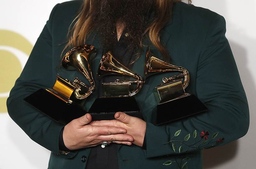 Нью-Йорк, США. Американский кантри-певец Крис Стэплтон позирует за кулисами церемонии вручения музыкальной премии Grammy
