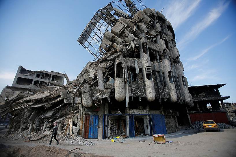Мосул, Ирак. Вид на разрушенное в ходе столкновений здание