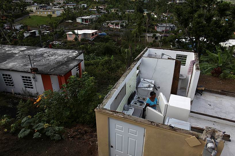 Маунабо, Пуэрто-Рико. Местная жительница стоит на кухне своего дома, частично разрушенного ураганом «Мария» в сентябре 2017 года