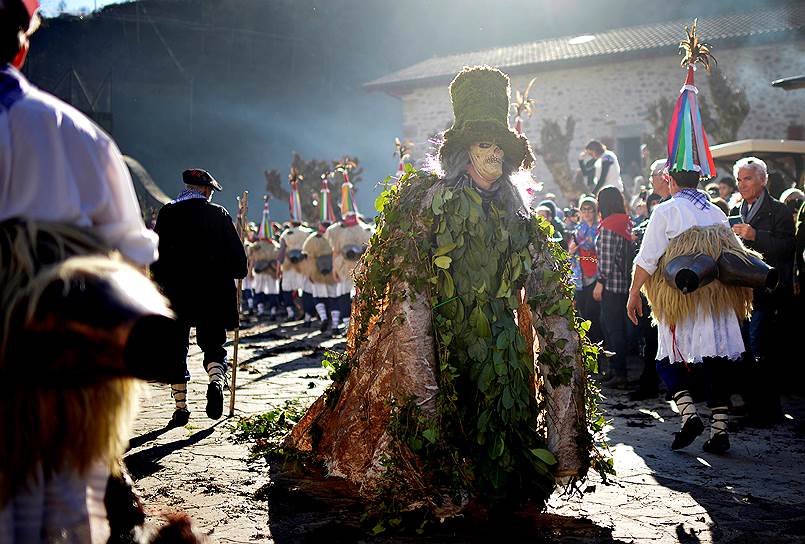 Итурен, Испания. Участники карнавала изгнания злых духов во время исполнения ритуального танца