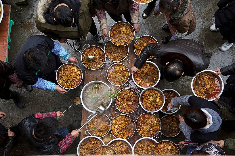 Аньшунь, Китай. Праздничное приготовление пищи в преддверии Китайского Нового года