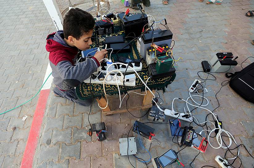 Джор Эль-Деек, Палестина. Общественный пункт по зарядке электронных устройств во время перебоев с электроснабжением