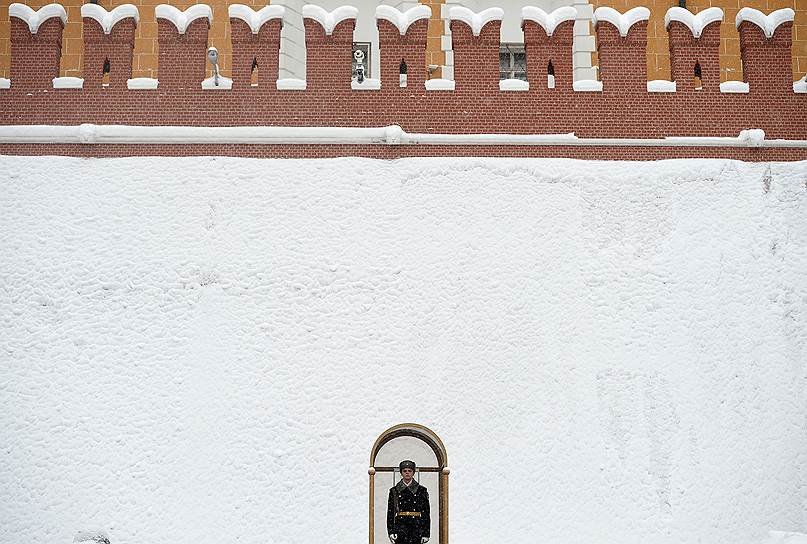Москва, Россия. Почетный караул у мемориала «Могила неизвестного солдата» в Александровском саду