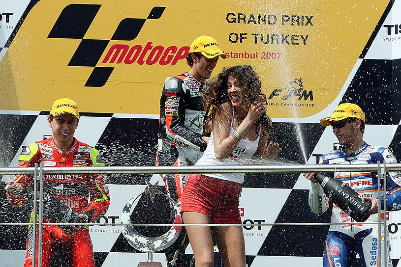 Девушки принимали участие также в гоночных этапах, проходящих в мусульманских странах&lt;br> На фото: Мото Гран-при Турции в Стамбуле, 2007 год