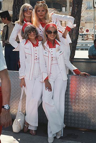 В конце 1960-х на марафоне «24 часа Ле-Мана» во Франции перед началом гонки на трассе появились сразу несколько грид-герлз, одетые в одном стиле. Впоследствии традиция с одинаковой одеждой прижилась