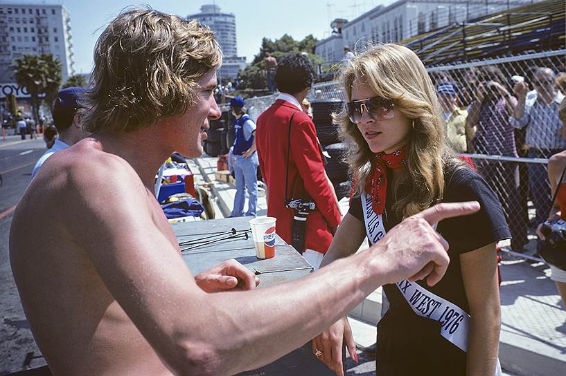В 1970-х годах грид-герлз стали популярны и в Америке&lt;br> На фото: британский автогонщик Джеймс Хант во время Гран-при США-Запад (1976)