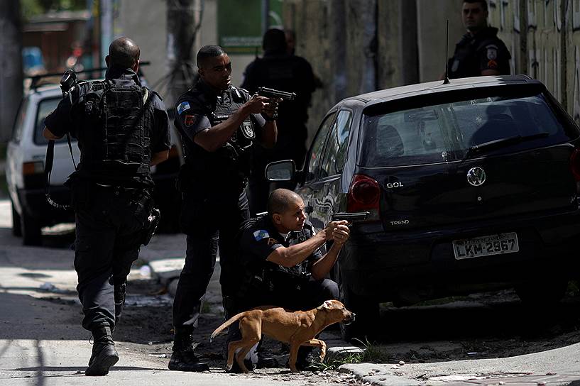 Рио-де-Жанейро, Бразилия. Полиция проводит спецоперацию в одном из неблагополучных кварталов города