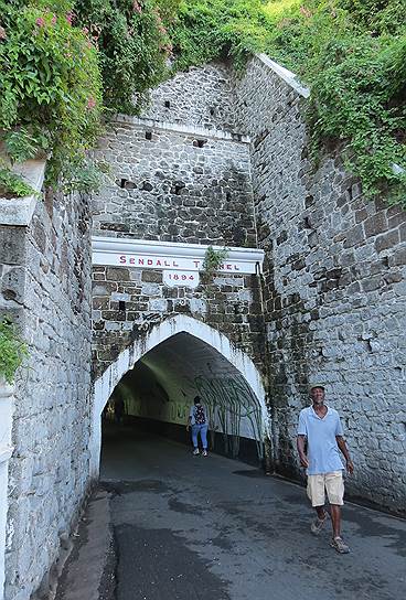 Историческая достопримечательность Гренады – построенный в 1894 году туннель Сендалл. До сих пор это важный транспортный объект – он соединяет центр города с гаванью. Туннель очень узкий, с односторонним движением, пешеход с трудом расходится с автомобилем, прижимаясь к стене туннеля