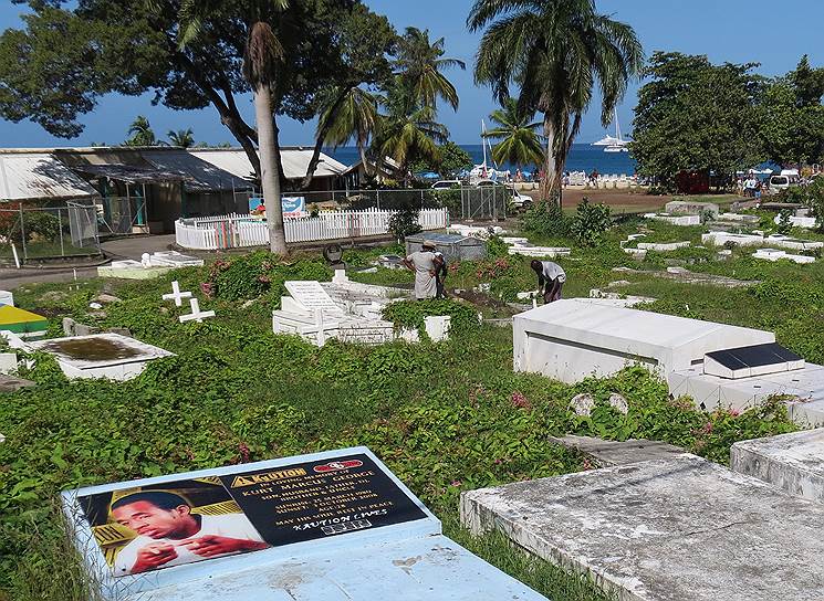Местных жителей совсем не смущает соседство кладбища и пляжа. Больше половины островитян — католики. Немало также англикан и протестантов разных конфессий