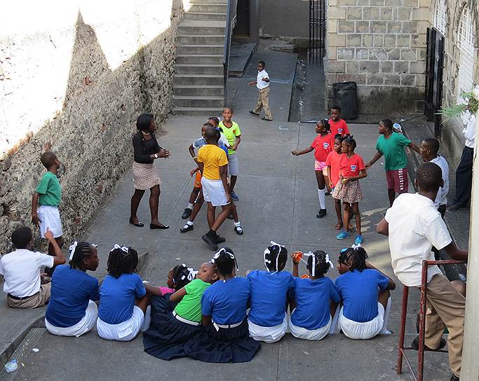 Система образования Гренады смоделирована на основе британской — начальная, средняя и высшая школы. Образование на острове бесплатное и обязательное в возрасте от 6 до 14 лет. Ношение школьной формы — обязательно, при этом она различная в разных школах. На фото: урок физкультуры в начальной школе