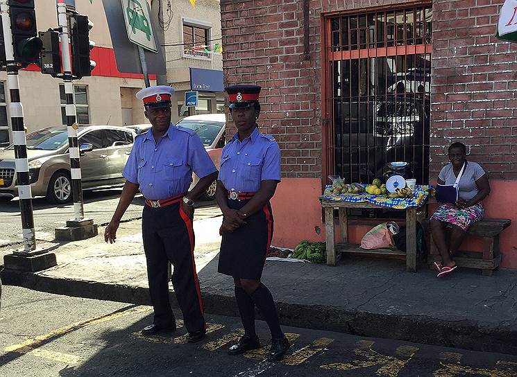 В отличие от многих карибских государств, на Гренаде невысокий уровень преступности. Полицейские на улицах встречаются часто, иногда они выполняют функции «полиции нравов». В Гренаде нельзя находиться в купальных костюмах вне пляжа. За это полагается штраф в $270, впрочем, обычно ограничиваются внушением. Корреспондента «Ъ», например, не пустили в шортах в городскую поликлинику – не соблюден дресс-код