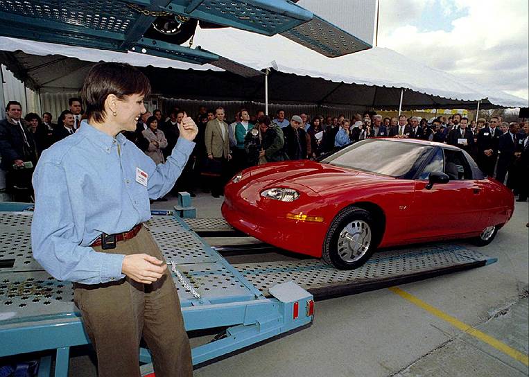 Новая волна интереса к электромобилям возникла в начале 1990-х годов, когда во многих странах озаботились слишком высоким уровнем выхлопных газов. В 1996 году концерн General Motors вывел на рынок модель EV1 (на фото), которая позиционировалась как первый массовый электромобиль. Однако в 1996-1999 годах GM выпустили всего 1100 таких машин, после чего программу закрыли